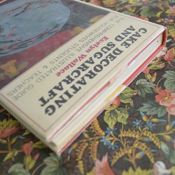 Cake Decorating and SugarCraft by Evelyn Wallace - Picture 3 of 5